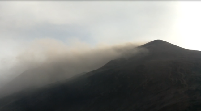 Etna, torna l’attività stromboliana: espulsione di cenere dal cratere di sud-est