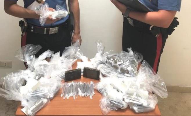 Oltre 500 dosi di hashish nel pianerottolo di casa: manette ai polsi per una 46enne