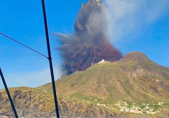 Tra spettacolo e paura, l’istante dell’esplosione dello Stromboli documentato in una foto