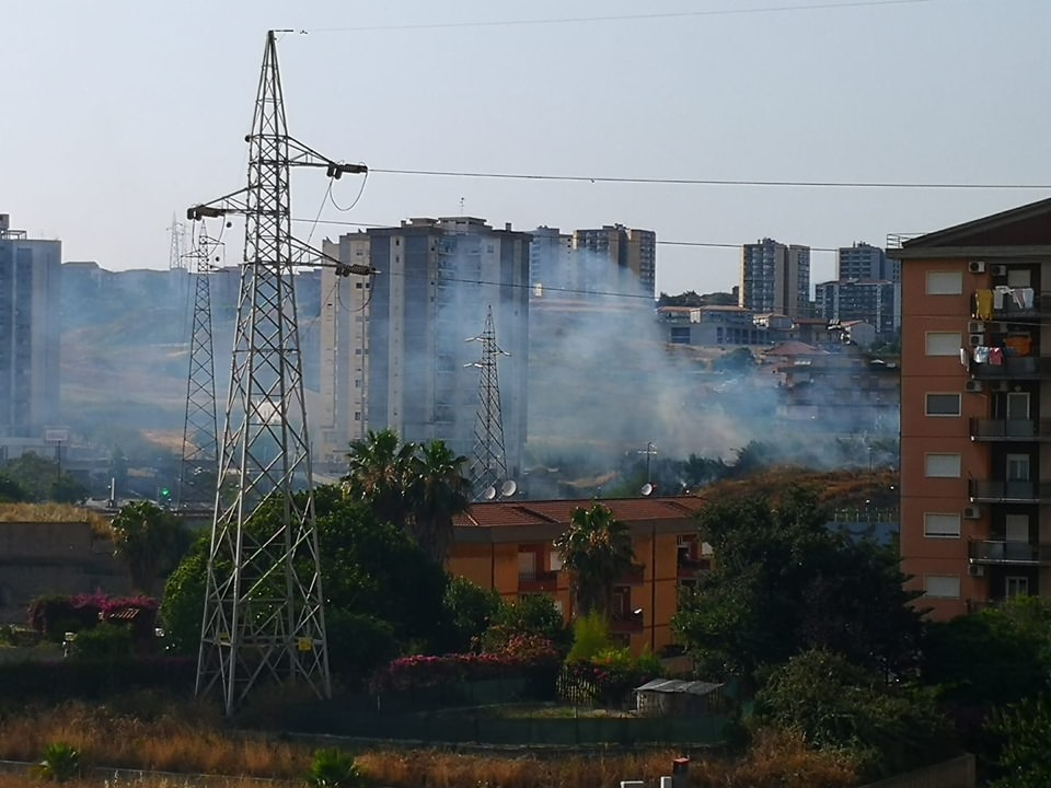 Fumo e fiamme a Librino, paura in viale Castagnola: “Vedo l’incendio da casa mia”