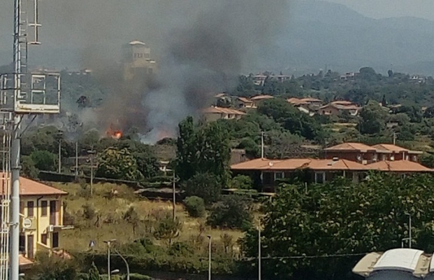 Fuoco e fumo nero a Mascalucia, residenti impauriti: “Da casa si vedono fiamme altissime”