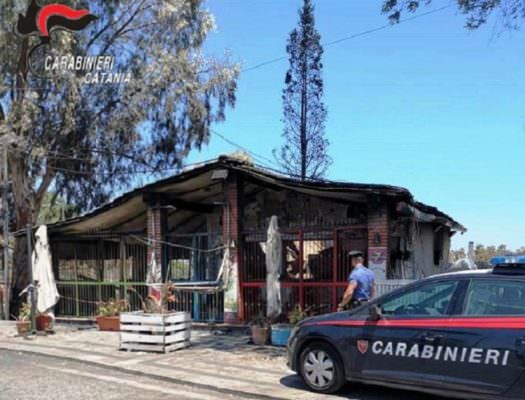 Saccheggia quello che il fuoco aveva risparmiato: sciacallo arrestato alla Playa di Catania