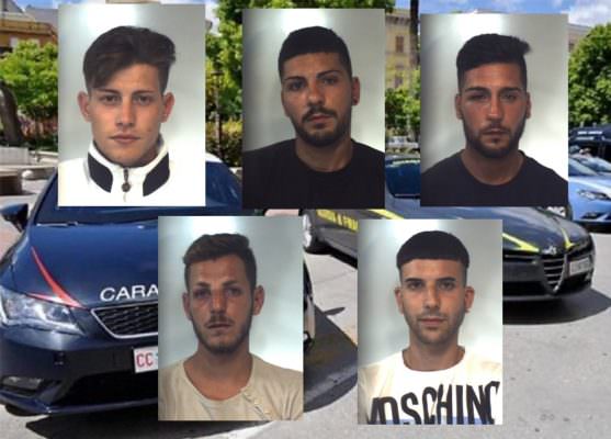 Un apprezzamento di troppo ad una ragazza e finisce in rissa: 4 feriti e 5 arrestati – NOMI, FOTO e DETTAGLI