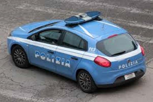 Rubano zaini a due turisti stranieri sulla scogliera: arrestato 18enne, denunciato minorenne