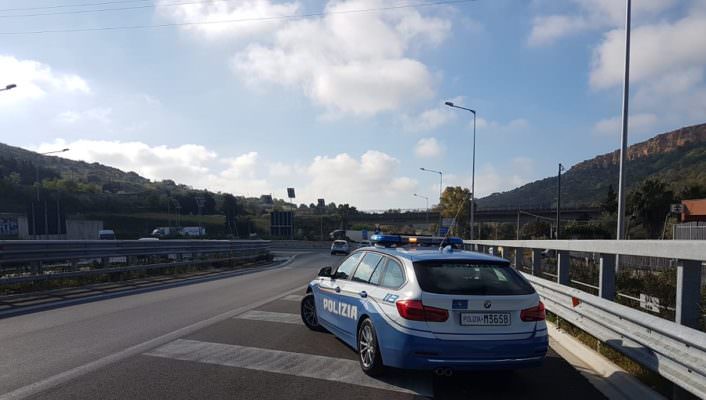 Auto in sosta su strada pubblica e senza assicurazione: officina nel mirino della polizia