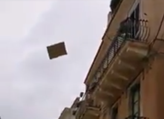 Taormina, donna in preda all’ira lancia di tutto dal balcone: turisti sbigottiti, interviene la polizia municipale