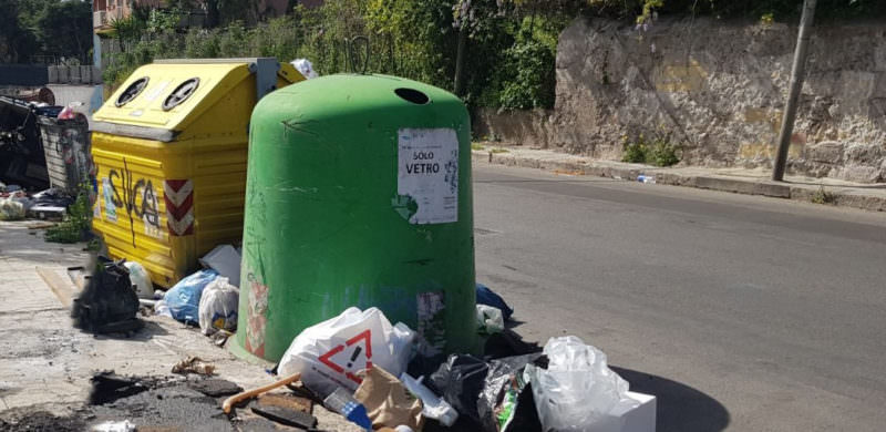Abbandono illecito di rifiuti all’ingresso della città, sorpresi 31 trasgressori: scattano le sanzioni