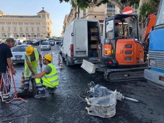 Si rompe una tubatura a Ortigia, piazza Pancali allagata: potranno esserci disservizi