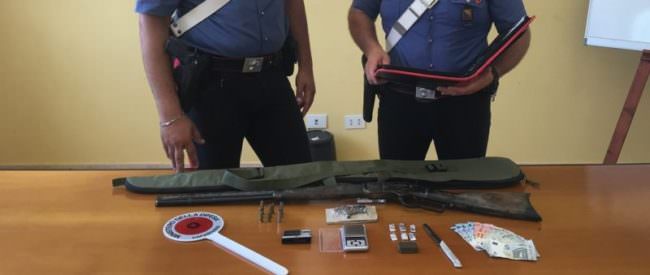 Armi in casa e hashish pronto per essere venduto: in manette 24enne