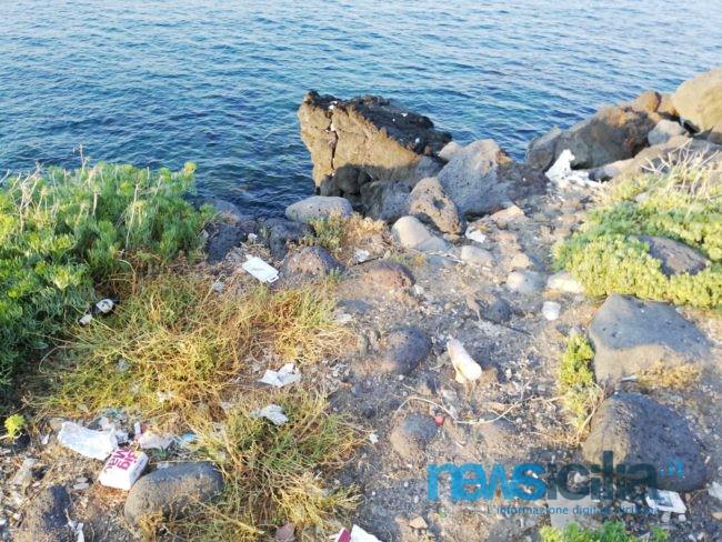Orrore alla scogliera di Catania, l’immondizia arriva fino al mare. Cantarella: “Competenza del Demanio Marittimo, ma c’è troppa inciviltà” – FOTO