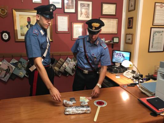 Marijuana nascosta in casa: 27enne arrestato per spaccio