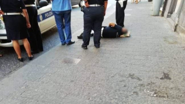 Vigile urbano aggredito con una sportellata in corso Umberto, la rabbia del sindaco: “Ma che città siamo?”