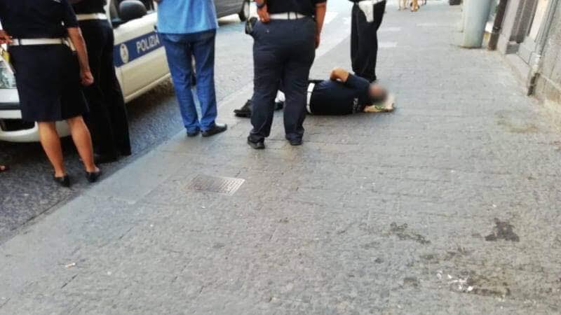 Vigile urbano aggredito con una sportellata in corso Umberto, la rabbia del sindaco: “Ma che città siamo?”
