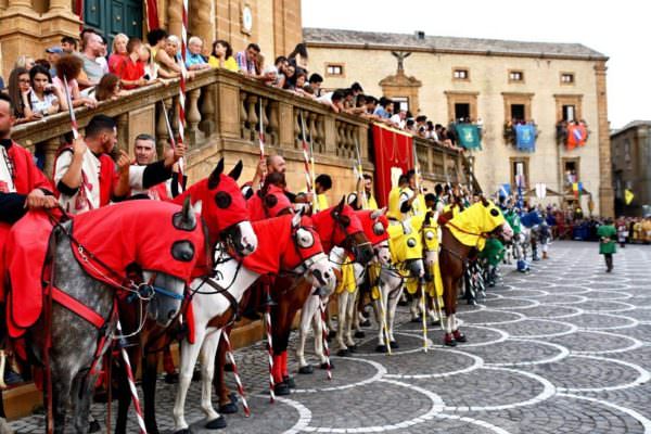 Palio dei Normanni, al via la 64esima edizione: “Un tuffo nel passato al ‘sapore’ di Games of Thrones”