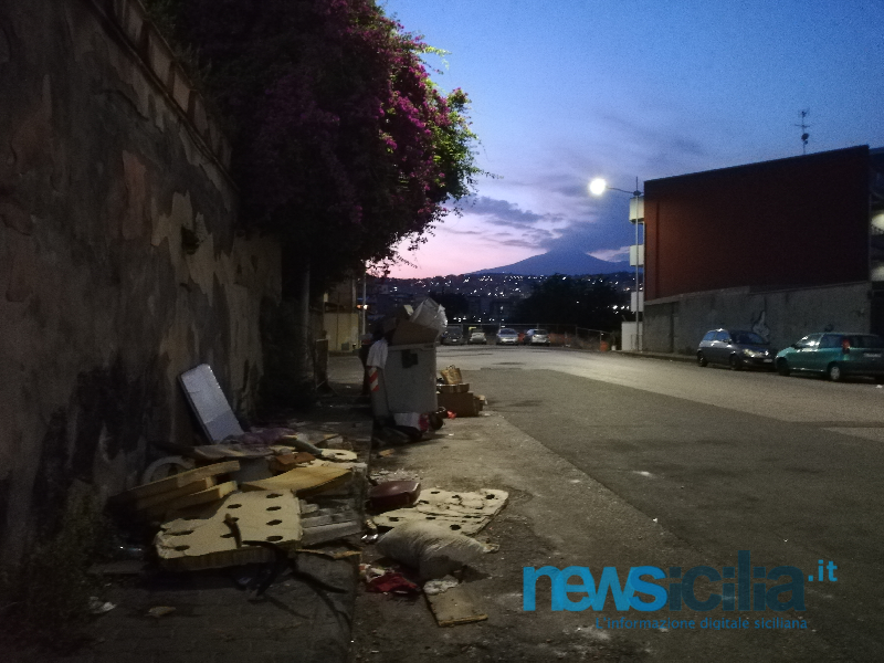 Catania, ancora immondizia per le strade. Cantarella: “Aspettiamo riapertura della discarica di Belpasso”