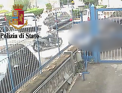 Rapinava con violenza donne sole in auto: polizia arresta ladro seriale 40enne – VIDEO e FOTO