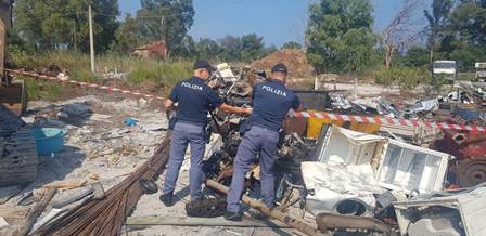 Oasi del Simeto, scoperta discarica abusiva con lavoratori in nero: denunciati 2 pregiudicati – VIDEO e FOTO