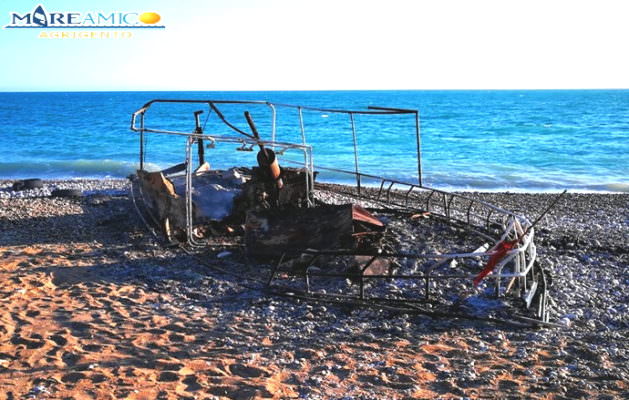 Barca usata da migranti data alle fiamme, Mareamico: “Fatto inquietante e grave” – FOTO