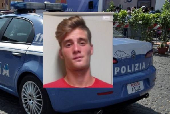 Tenta rapina in un supermercato minacciando la cassiera, il collega interviene e lui fugge: arrestato 20enne