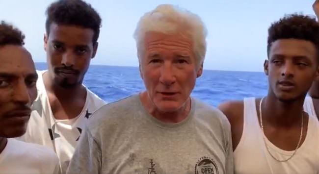 RICHARD GERE CON I MIGRANTI DI OPEN ARMS