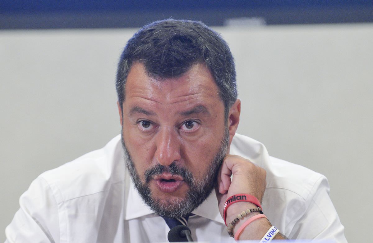 Salvini a Catania: Cgil e M5S contestano mentre il leader padano incontra la Federazione Armatori