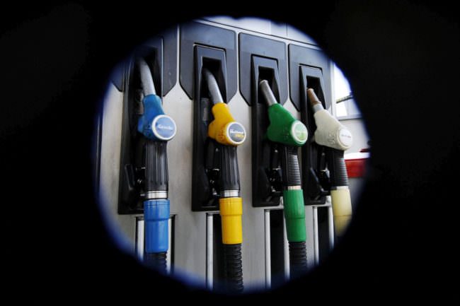 Asportano carburante in due distributori: arrestati due uomini