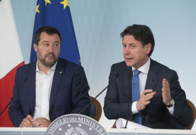 Caso Open Arms, Salvini “cede” a Conte: “Autorizzo, mio malgrado, lo sbarco dei minori”