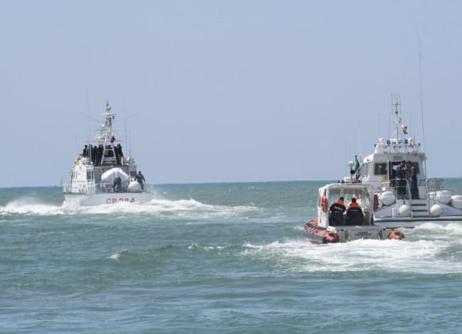 OPEN ARMS: MIGRANTI SI LANCIANO IN MARE, LA SPAGNA INVIA UNA NAVE