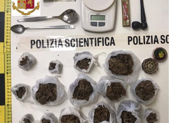 Spaccio in centro storico, 38enne riesce a fuggire agli agenti: scattate le ricerche
