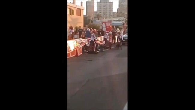 Vuelta, Incredibile caduta di tutta la squadra