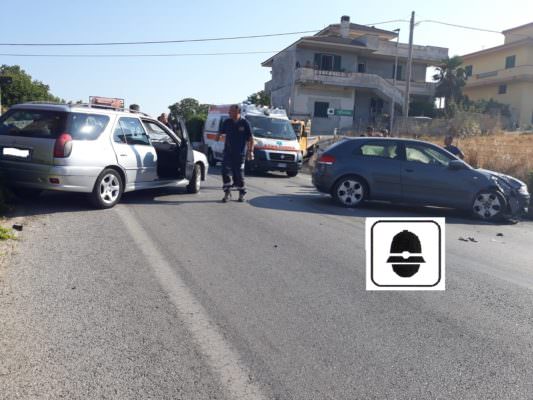 Sorpasso azzardato sulla SP 126, scontro tra due auto: feriti i conducenti, patente ritirata a un 25enne