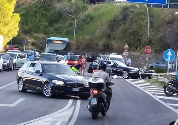 Paura vicino l’ingresso per la A18, auto si schianta sulla rampa dello svincolo: traffico in tilt, coinvolto scooterista
