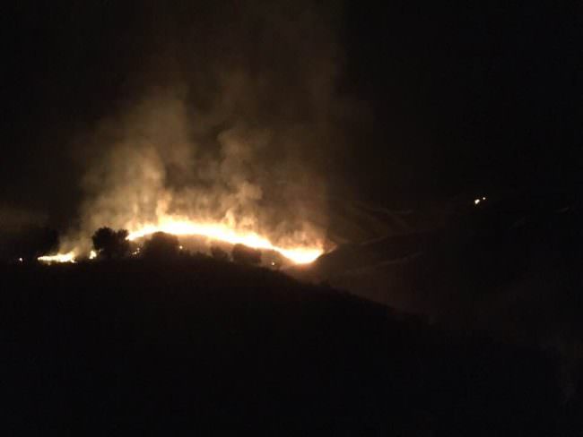 Nube di fumo nero e fiamme alte nel Catanese: a fuoco appezzamenti di terreno