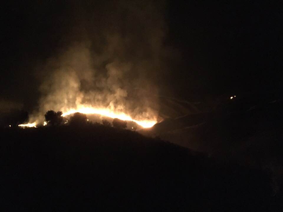 Nube di fumo nero e fiamme alte nel Catanese: a fuoco appezzamenti di terreno