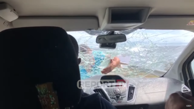 “Questo ristorante fa schifo” e il proprietario di Porto Palermo si infuria: “assalto” al furgoncino dei turisti, parabrezza in frantumi – VIDEO