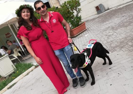 La sorella si Laurea, l’Università gli nega l’ingresso con il cane guida: “Sono diventato cieco una seconda volta”