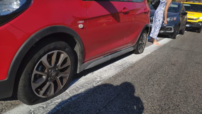 Panico lungo la A19, Tir perde due pedane: 20 automobilisti con ruote a terra e carrozzeria distrutta