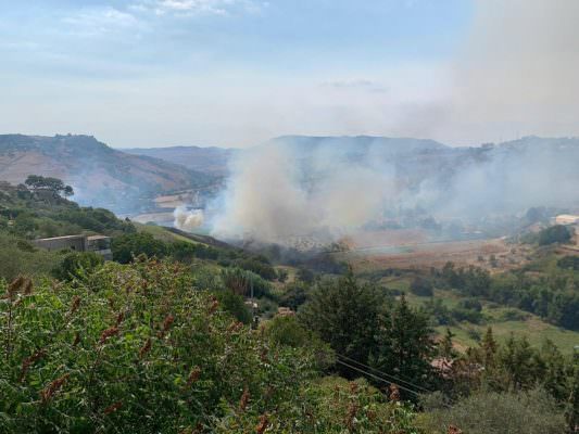 Vasto incendio minaccia le abitazioni di un rione nel Catanese: operazioni di spegnimento in corso