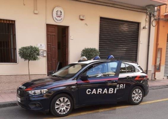 Senza patente e alla guida di un’auto, evade dai domiciliari senza il permesso: arrestato 24enne