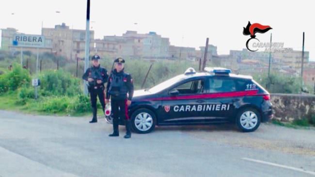 Aggredisce un venditore ambulante e scappa lasciandolo steso a terra