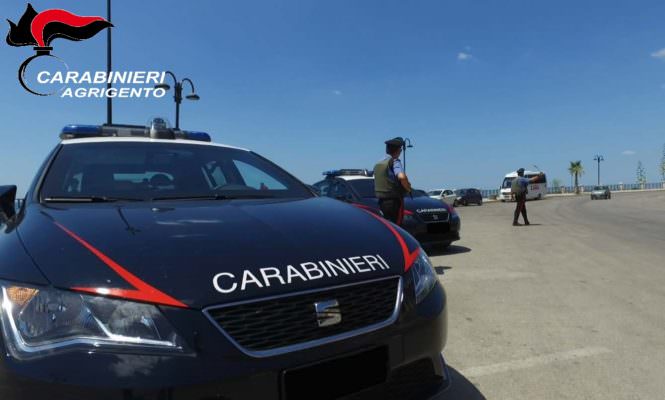 Vetri rotti e oggetti rubati dalle auto: anonimo chiama i carabinieri e denuncia responsabile