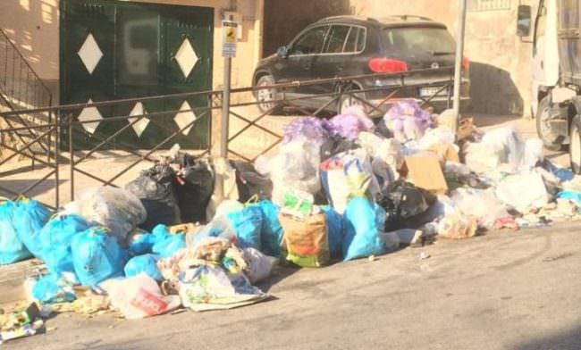 Città invasa dalla spazzatura, vere e proprie discariche a cielo aperto. S.E.A.: “Questi sono barbari” – FOTO