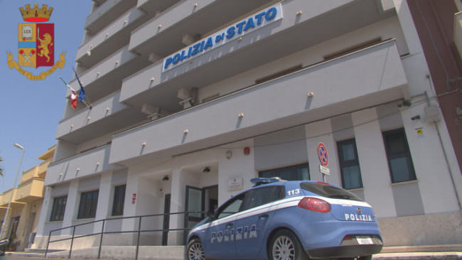 Da Genova alla Sicilia per rapire il figlio affidato a una comunità: schiaffi, sputi e insulti all’educatrice