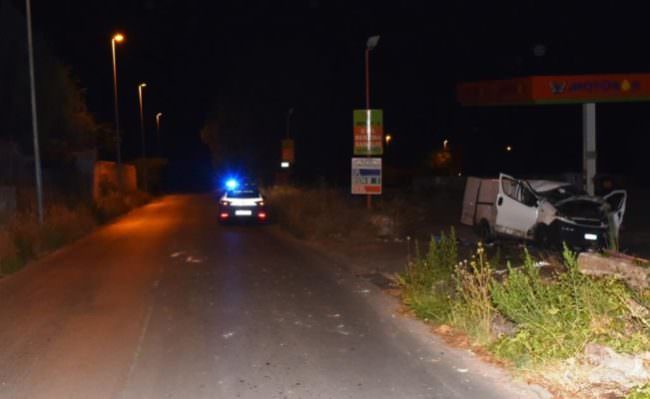 Finge incidente con rapina per nascondere lo stato di ebrezza: la verità tra sangue e pistole
