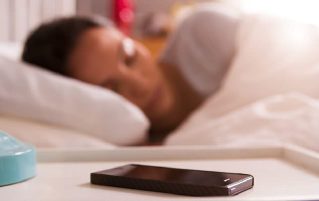 Una vita online, invasi dalle radiazioni: i pericoli di dormire con lo smartphone vicino