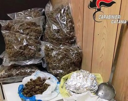 Catania, 16enne gestiva depositi di droga nel cuore di San Cristoforo: guadagni per oltre 25mila euro Catania, 16enne gestiva depositi di droga nel cuore di San Cristoforo: guadagni per oltre 25mila euro