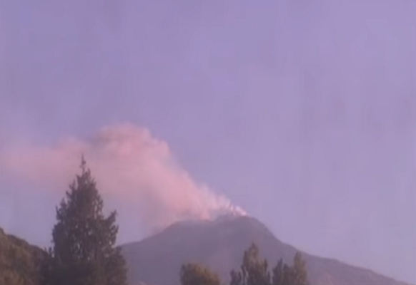 Etna, cenere a intermittenza: nuova emissione dal cratere di Nord-Est