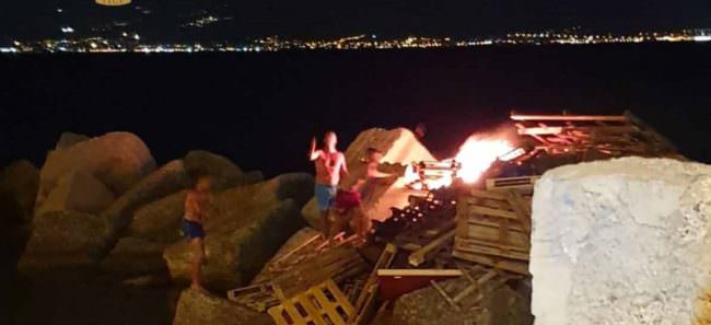 Agenti interrompono in tempo il falò, tra insulti e minacce padre e figlio appiccano il fuoco