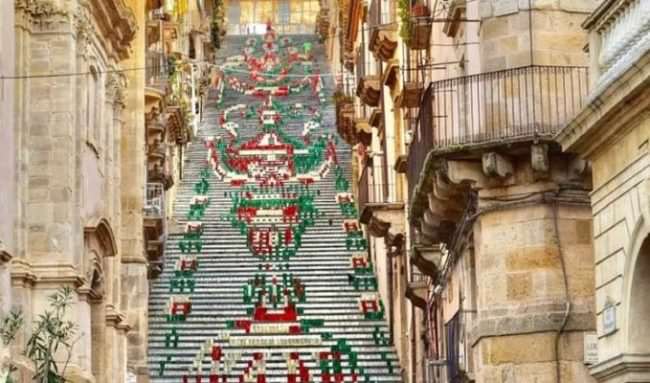 “Scala Illuminata” a Caltagirone: luci, fuochi d’artificio e tradizioni per una serata suggestiva