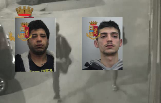 Le sottrae la borsa e la spintona violentemente, poi la fuga per le vie del centro: 2 arresti